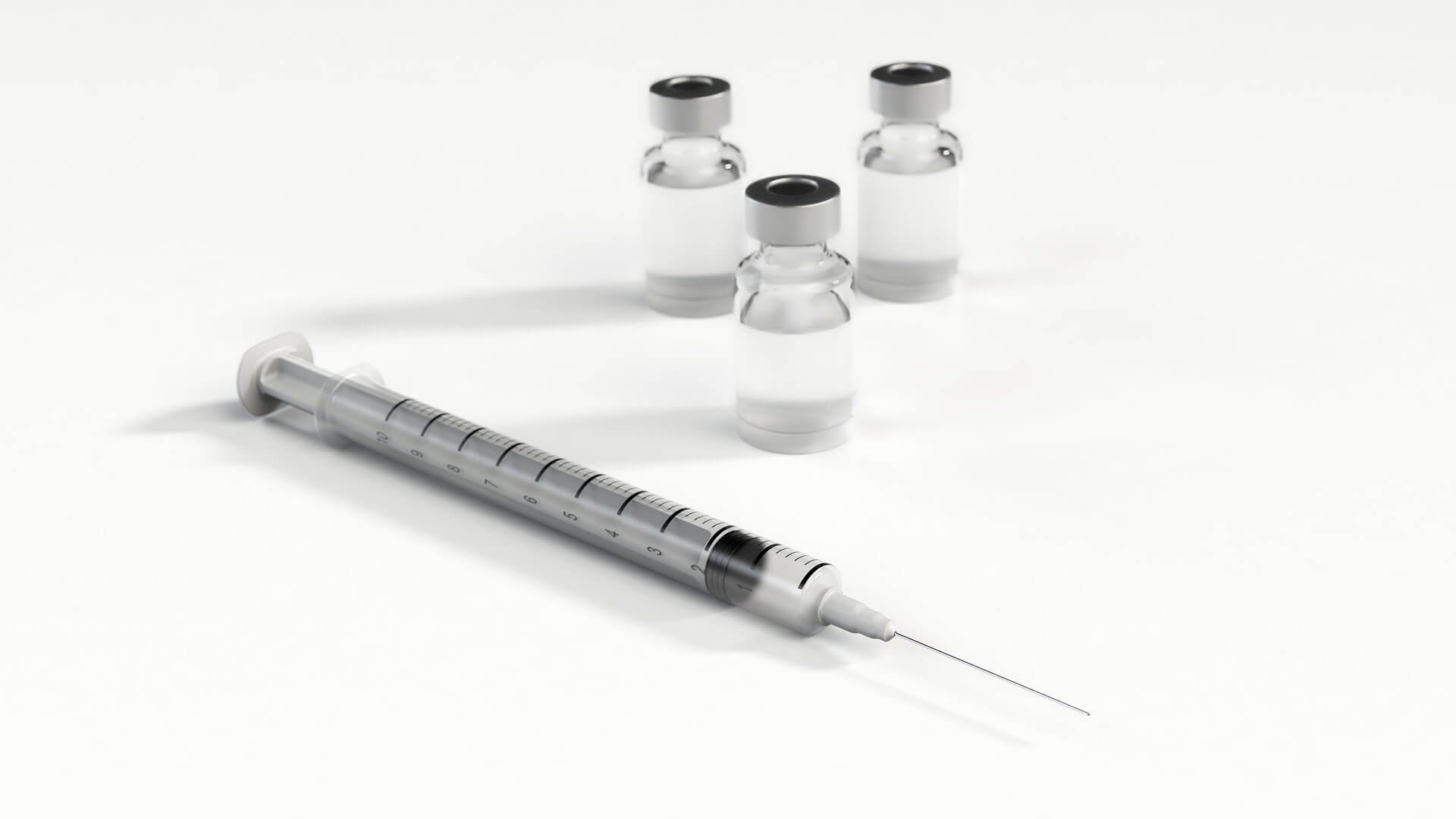 Strzykawka i fiolki ze szczepionką