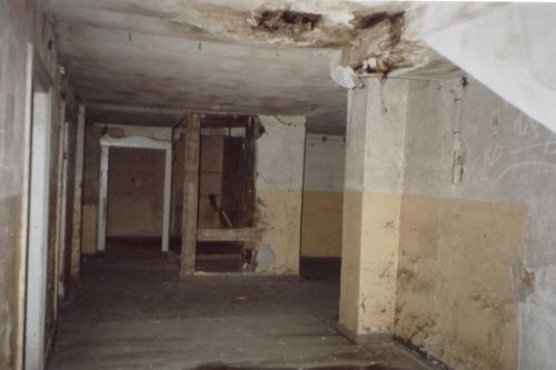 Zdjęcie wnętrza dworku przed rozpoczęciem prac remontowych