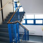 Zdjęcie schodów wewnątrz dworku