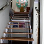 Zdjęcie schodów prowadzących do pracowni wikliniarskiej wewnątrz dworku