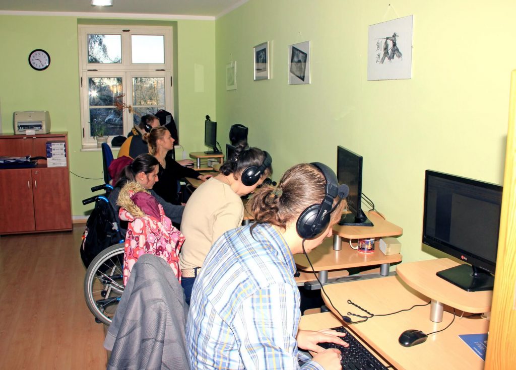 Uczestnicy w pracowni komputerowej